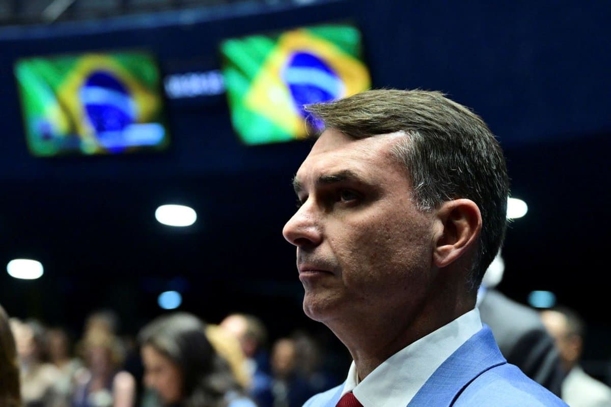 Flávio entra na Argentina às 22h50, embarca num jatinho 40 minutos depois e voa com a família para Miami