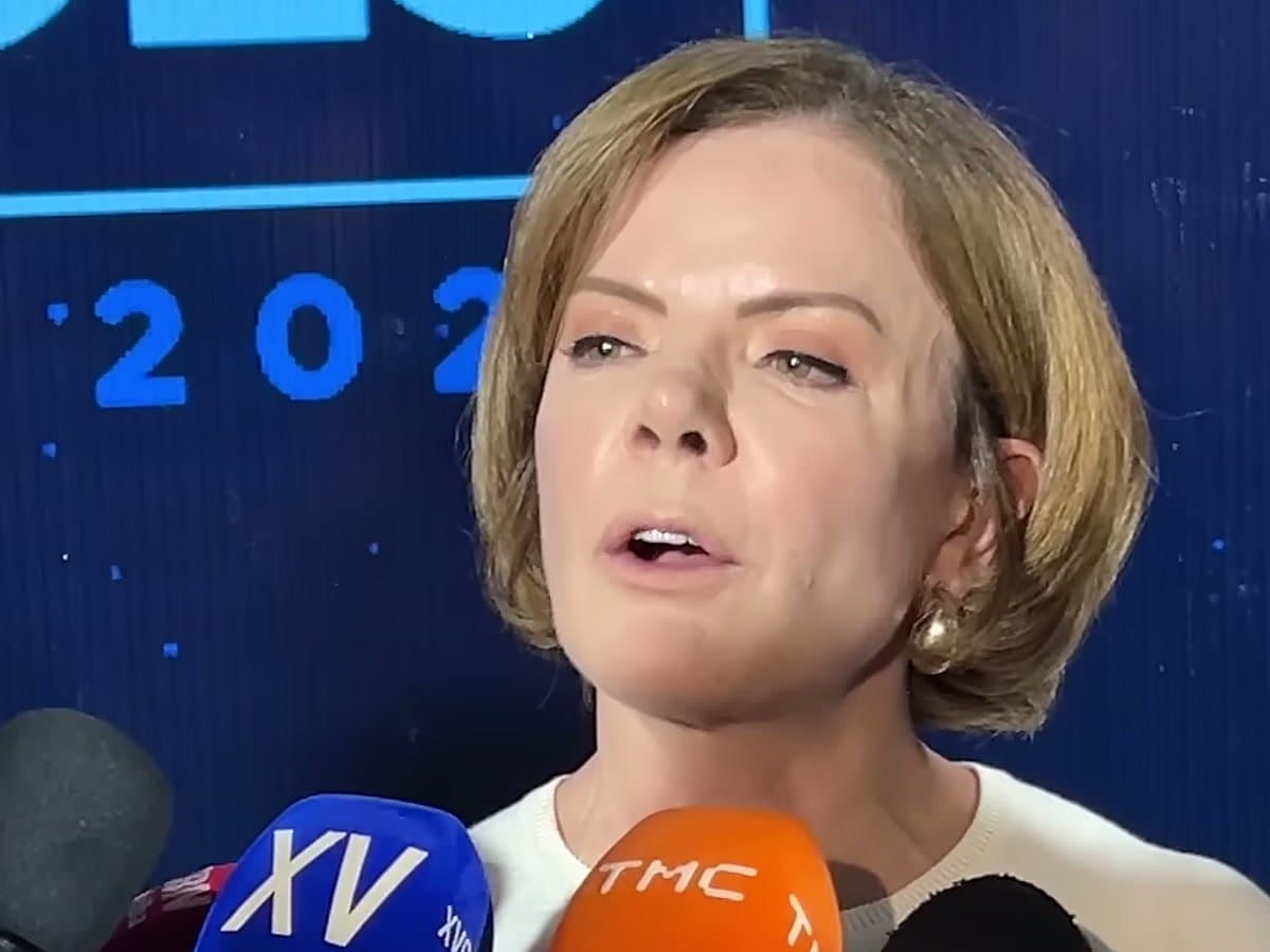 Sob coro de "Lula ladrão", Gleisi Hoffmann pede debate sem agressividade e diz: "Cachorro que late não morde"