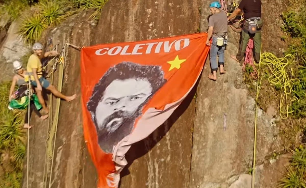 Grupo se arrisca para estender bandeira com rosto de Lula em morro turístico de Florianópolis