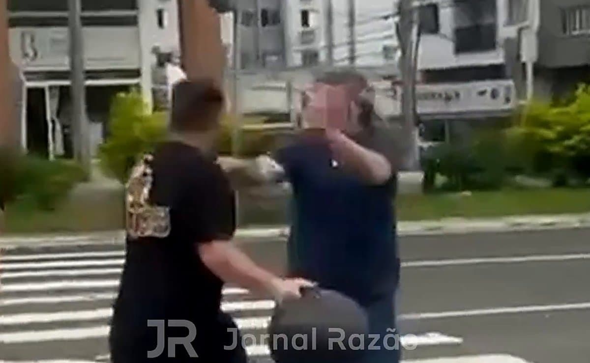 Homem que caiu de cara na calçada em briga em Criciúma conta tudo em áudio: “Bater e apanhar faz parte”