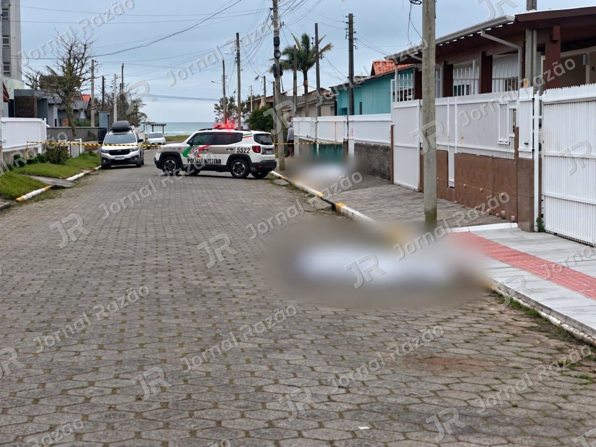 Homem invade a casa da ex de madrugada, pega uma faca e mata ela e o novo namorado no meio da rua em SC