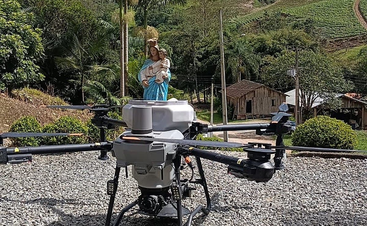 Imagem de Nossa Senhora cruza 2 km pelo céu em drone até a frente da igreja no interior de Nova Trento
