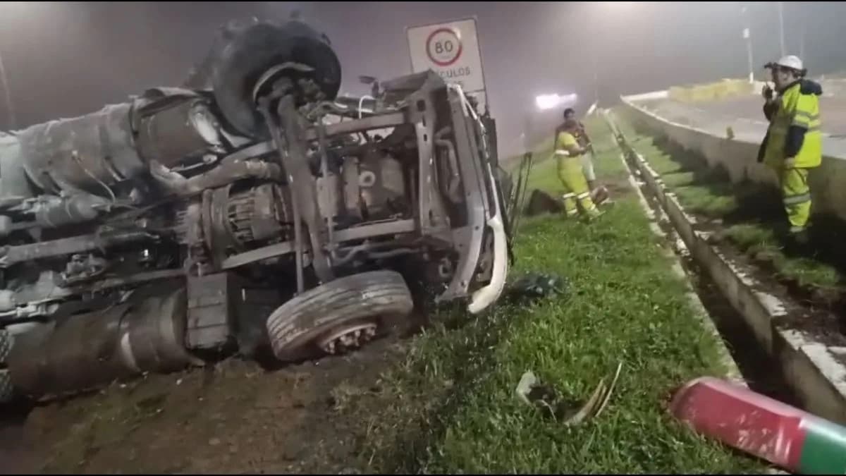 Caminhão fica destruído após acidente e bloqueia BR-376 no sentido SC