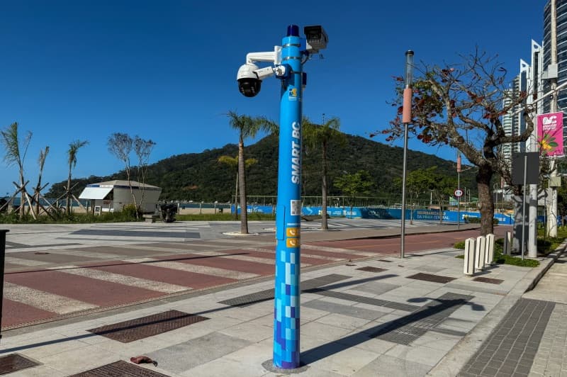 Balneário Camboriú instala primeiro totem com reconhecimento facial na Praia Central