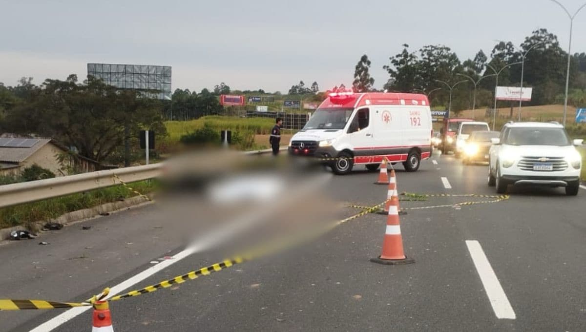 Motociclista de 31 anos morre em colisão com retroescavadeira no Sul de SC