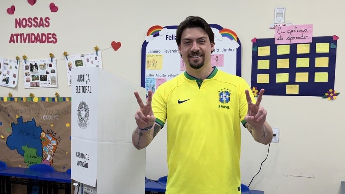 Jair Renan Bolsonaro vota de camisa da Seleção em Balneário Camboriú e tenta ser deputado federal