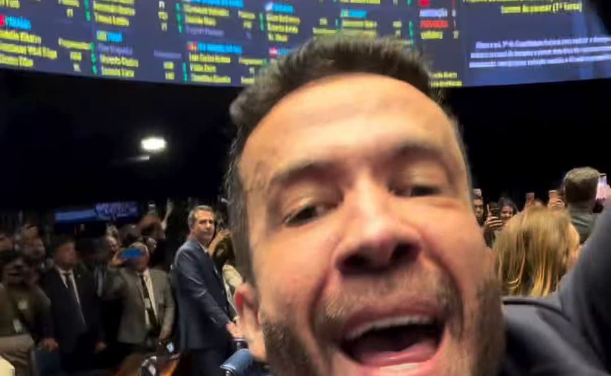Janones comemora votação aos berros no Senado e chama Lula de "o maior líder popular da história"