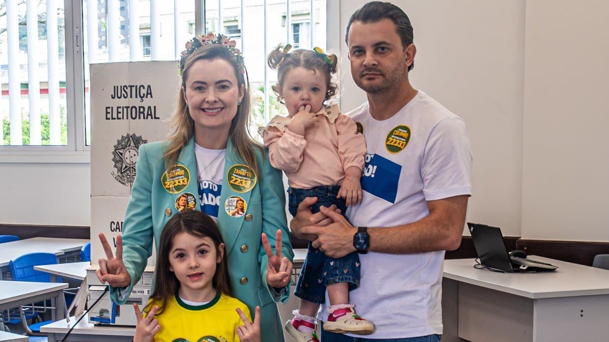 Casal de candidatos, Júlia Zanatta e Guilherme Colombo votam com as filhas em Criciúma