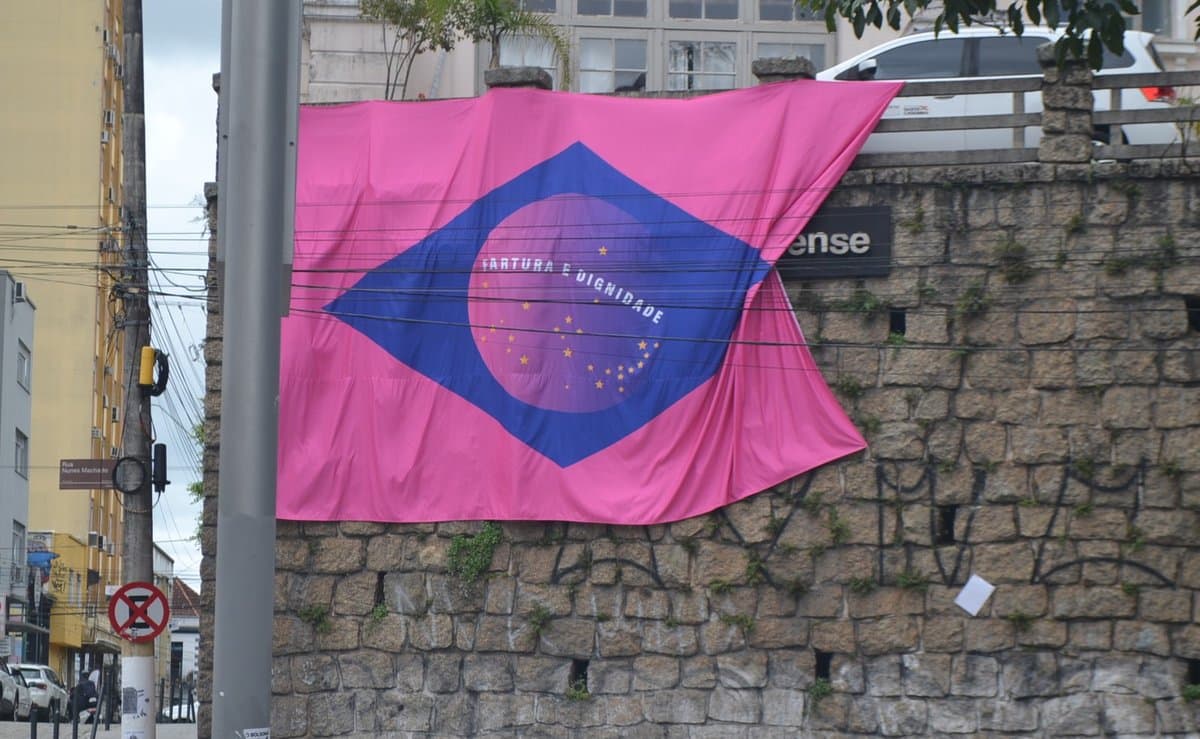 Justiça libera bandeira do Brasil rosa e proíbe PM de tirar a obra do muro de museu em Florianópolis