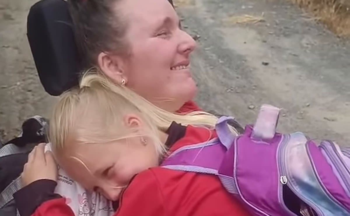 Laurinha desce do ônibus escolar e corre para abraçar a mãe, que sofreu AVC e esperava por ela em SC