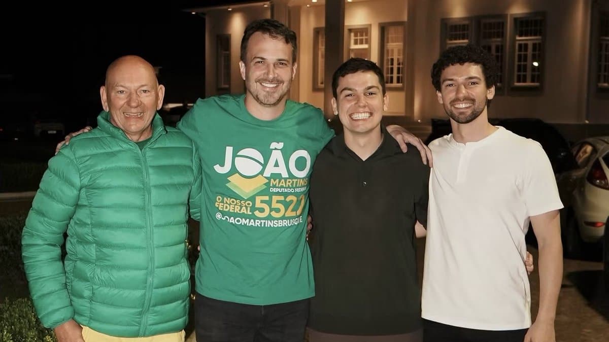 Declarado inelegível pelo TSE, Luciano Hang oficializa apoio em foto ao lado de João Martins em SC