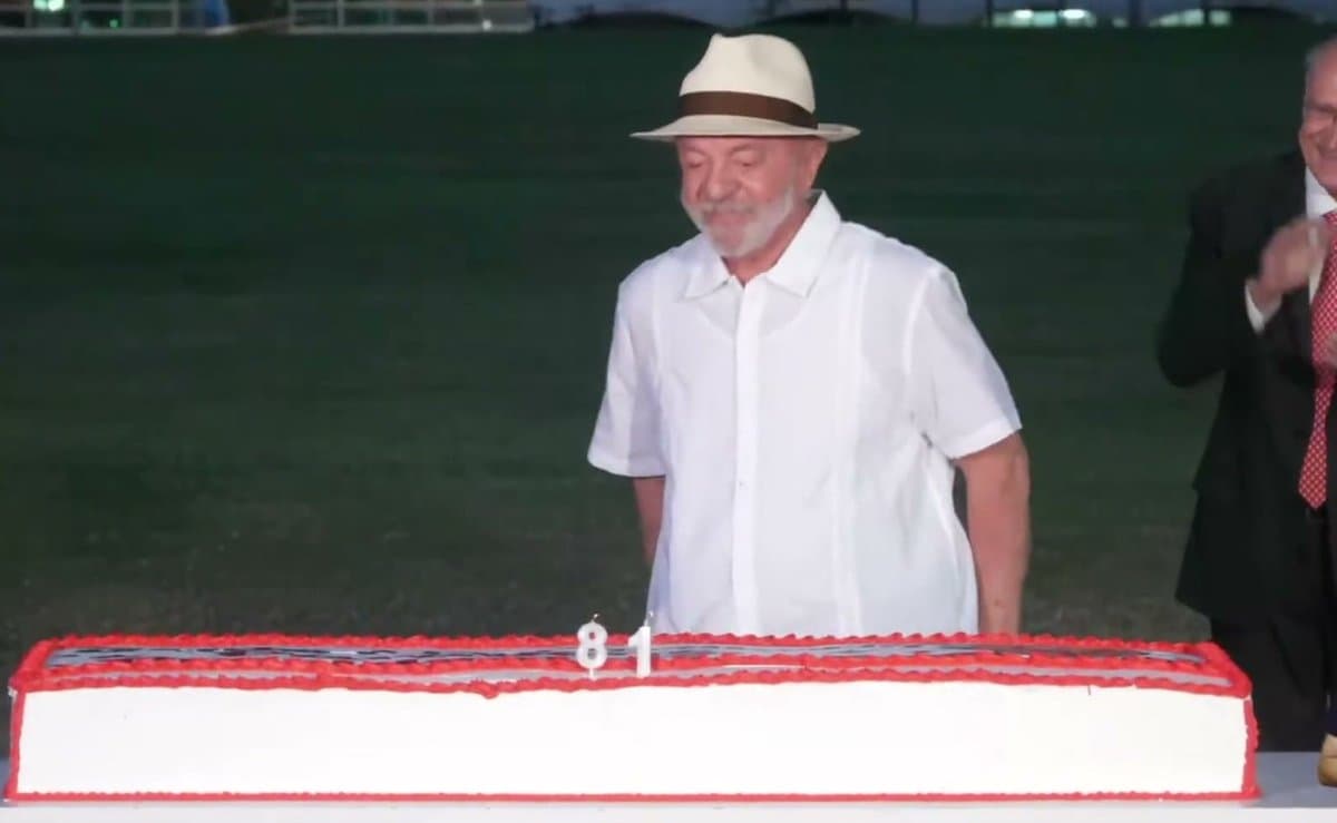 Lula comemora 81 anos com bolo gigante e sopra as velas aos pulinhos de festa com a militância no Alvorada