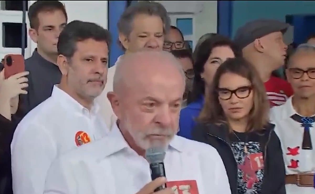 Após votar, Lula chama Flávio Bolsonaro de “miliciano” e diz que rico com salário público “é ladrão”