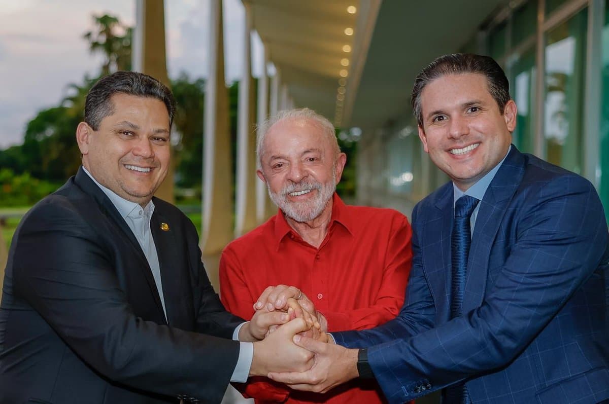 “Gesto de cortesia”: um dia após a vitória, Motta e Alcolumbre visitam Lula e posam de mãos entrelaçadas
