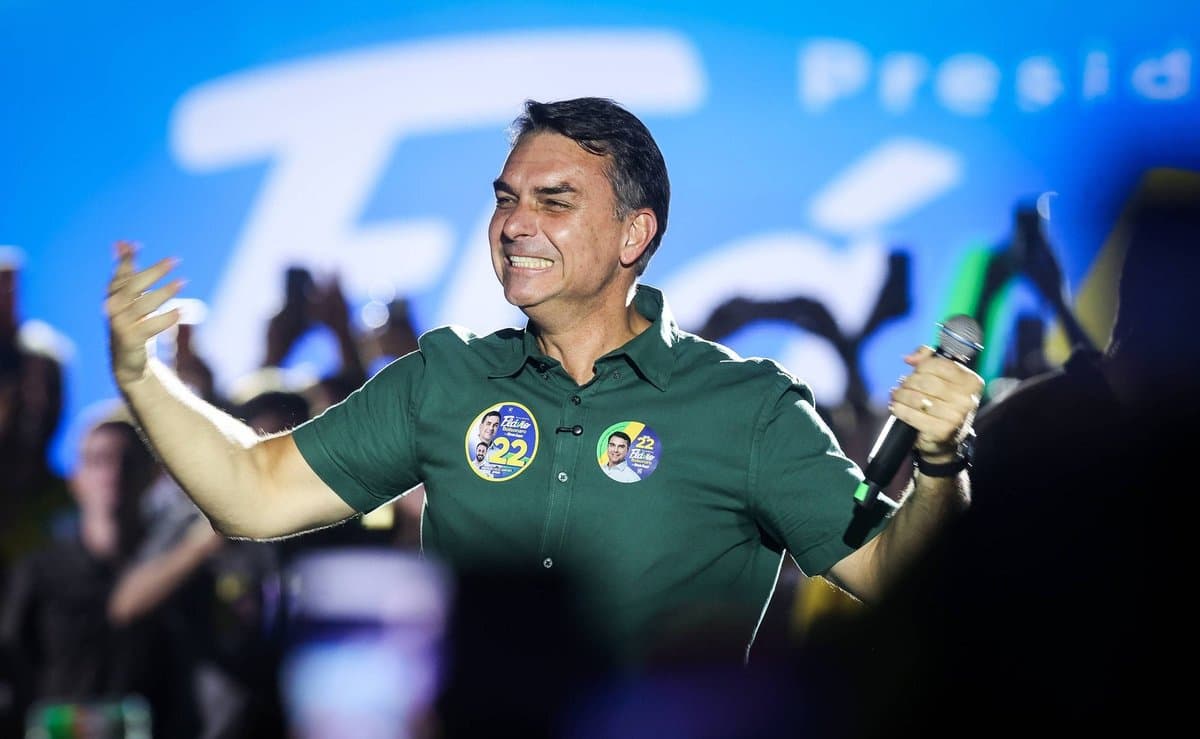Lula vence em 13 países, mas Flávio Bolsonaro lidera o exterior com 67,2% e amplia a vantagem do 1º turno
