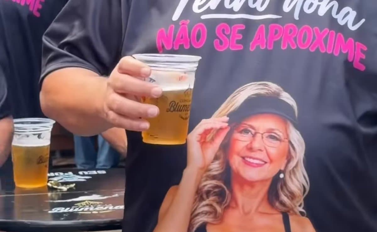 Esposas liberam, mas com condição: os maridos curtem a Oktoberfest de Blumenau com a foto delas no peito