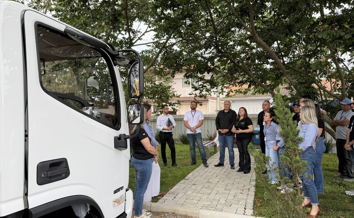 Após dez anos de espera, merenda escolar de Tijucas ganha caminhão frigorífico que atende 8 mil alunos