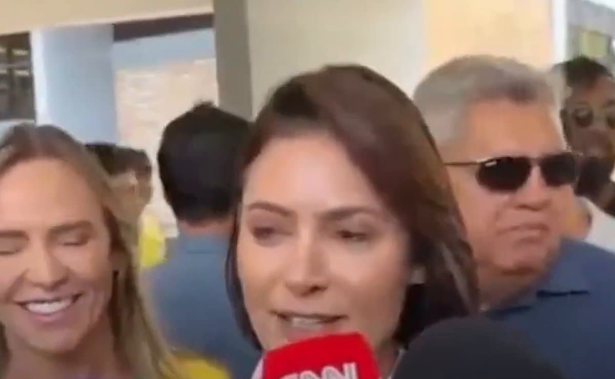 “Vou ficar com o meu galego”: Michelle Bolsonaro vota e conta que Jair está ansioso, esperançoso e feliz