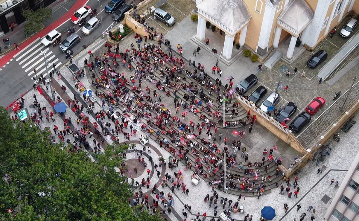 Militância faz ato em apoio a Lula no Centro de Florianópolis a quatro dias do segundo turno