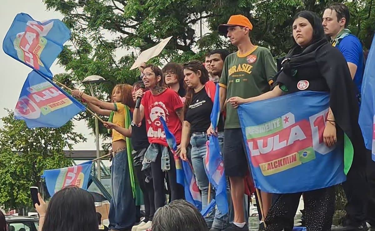 ‘Vai dar PT’: debaixo de chuva, militância pró-Lula faz ato pela ‘virada’ em Brusque na véspera da eleição