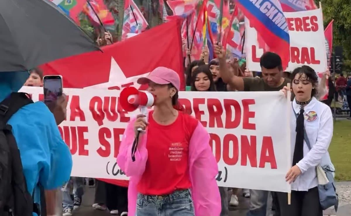 Debaixo de chuva, militância pró-Lula faz caminhada pela ‘virada’ em Itajaí na véspera da eleição