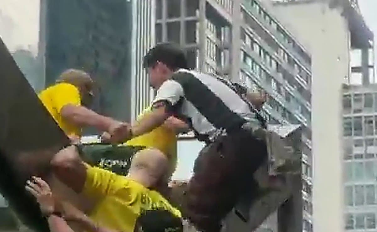 Militante tenta subir em estação do metrô na Avenida Paulista e é retirado por apoiadores do Flávio Bolsonaro