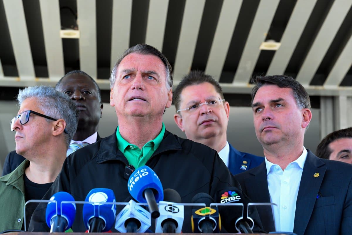 Moraes libera Flávio Bolsonaro para voltar a visitar o pai após 90 dias proibido, mas veta uso político