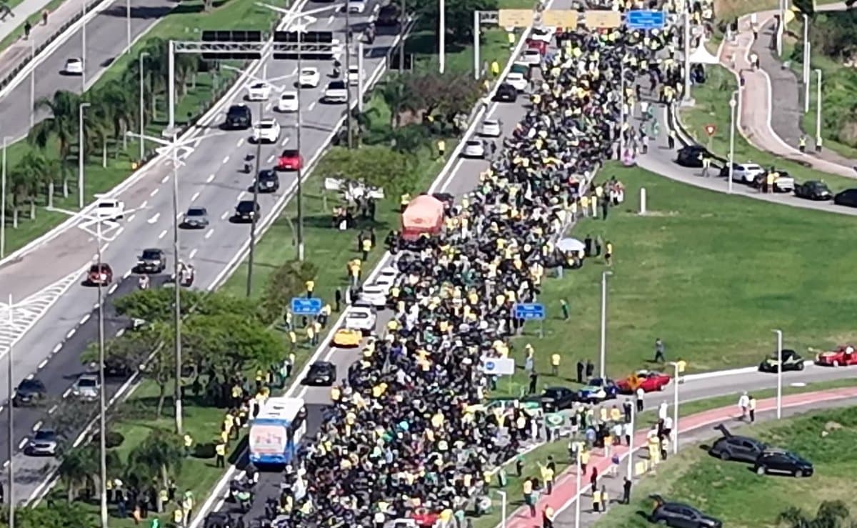 Milhares de apoiadores participam de motociata por Flávio Bolsonaro e lotam as ruas de Florianópolis