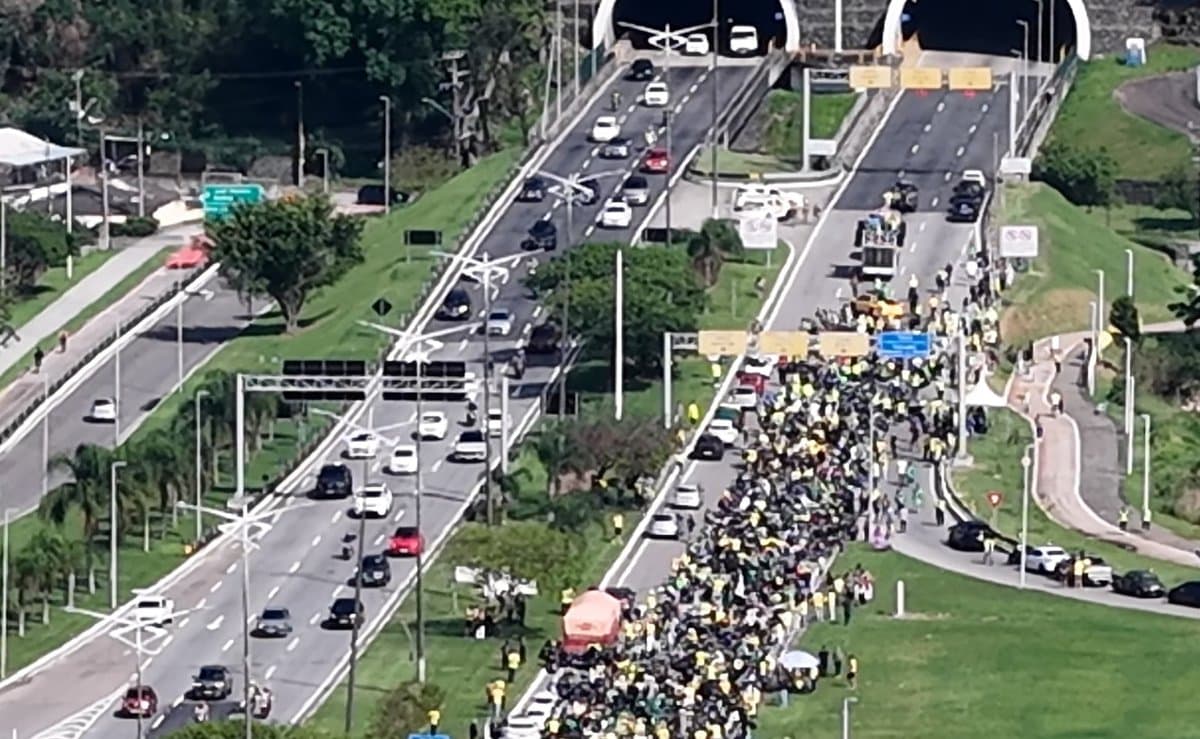 Mais de uma hora antes da saída, motos já lotam via na motociata por Flávio Bolsonaro em Florianópolis