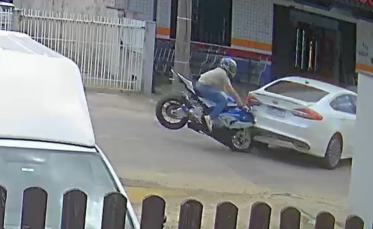 Motociclista é arremessado ao bater na traseira de carro em Santa Catarina; câmera registrou o acidente