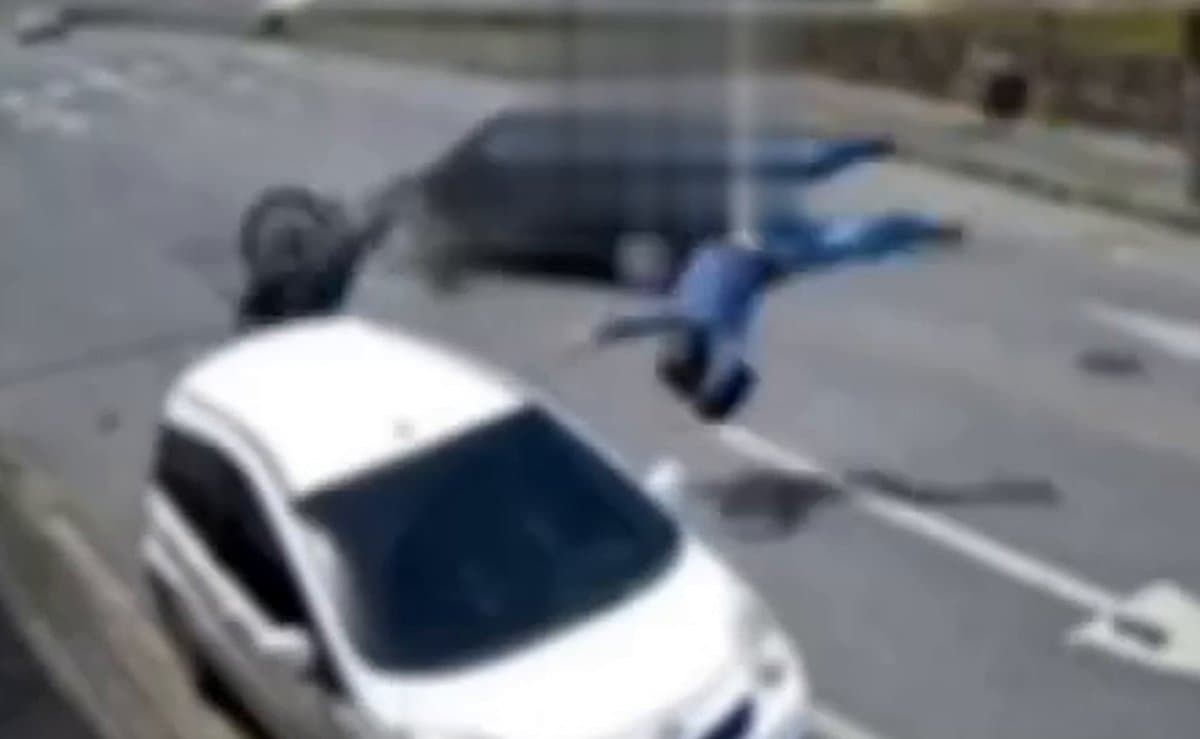 Câmera flagra motociclista sendo arremessado após bater em carro que fazia conversão em rua de Indaial