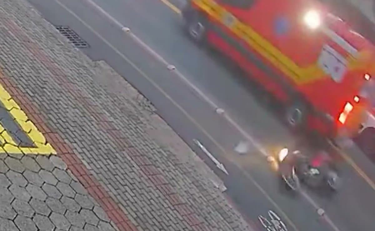 Motociclista cai, desliza no asfalto e atinge viatura dos Bombeiros que seguia em emergência em SC