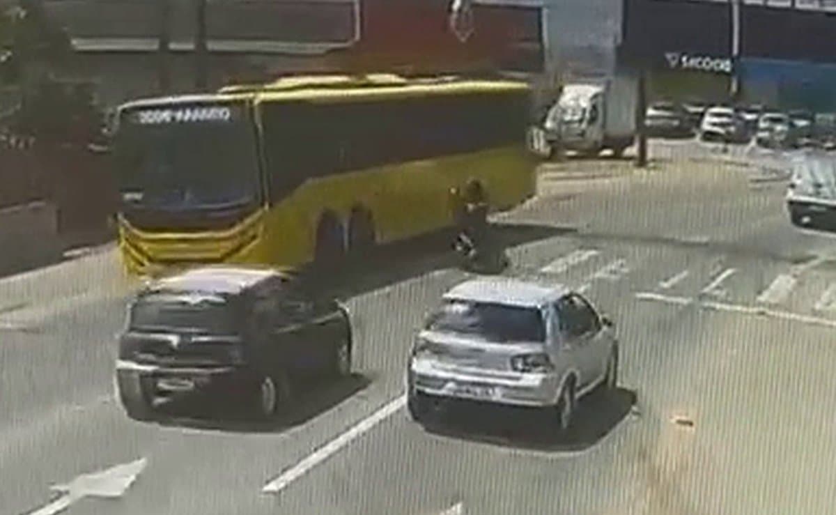 Câmera flagra motociclista que cai durante ultrapassagem e morre atropelado por ônibus em Joinville