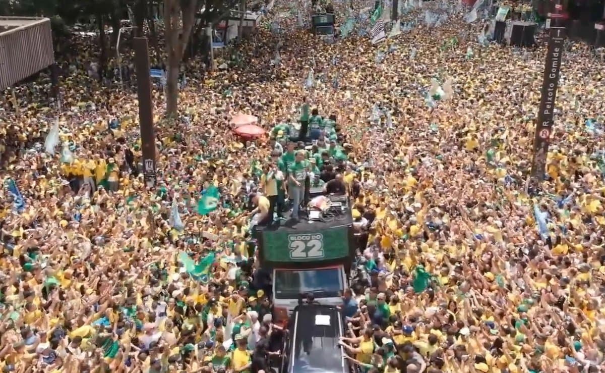 Multidão gigante toma a Avenida Paulista e Flávio Bolsonaro diz “eu vou cuidar de você” do alto do trio