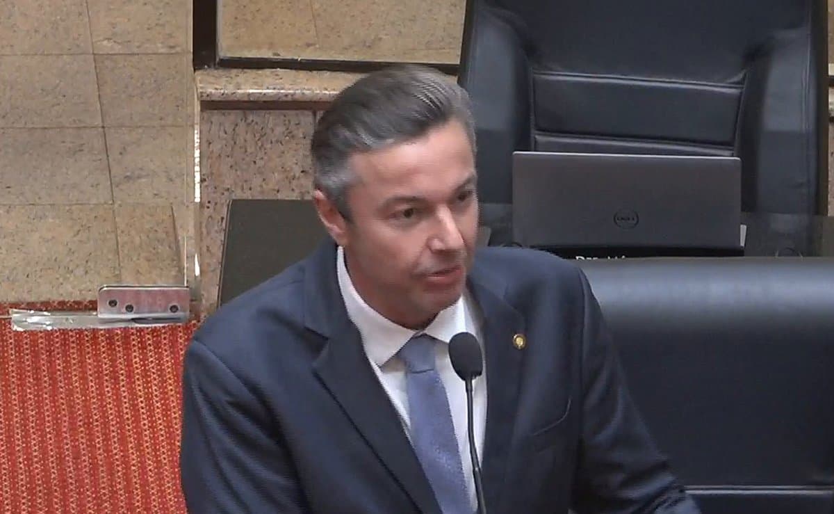 Napoleão Bernardes ataca governo Lula no plenário da Alesc: “pede lanche no iFood e tem que parcelar a pizza”