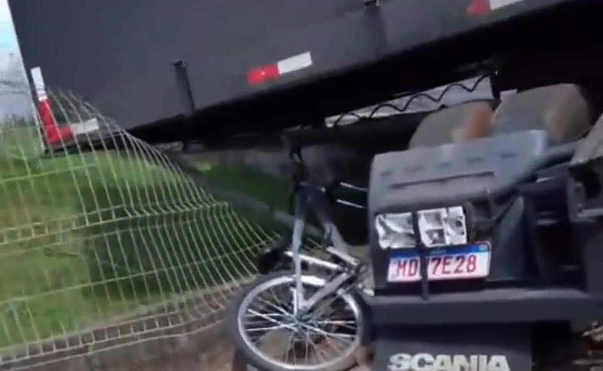 ‘Nasceu de novo’: bicicleta fica presa embaixo de carreta após acidente entre carretas e ciclista escapa ileso em SC