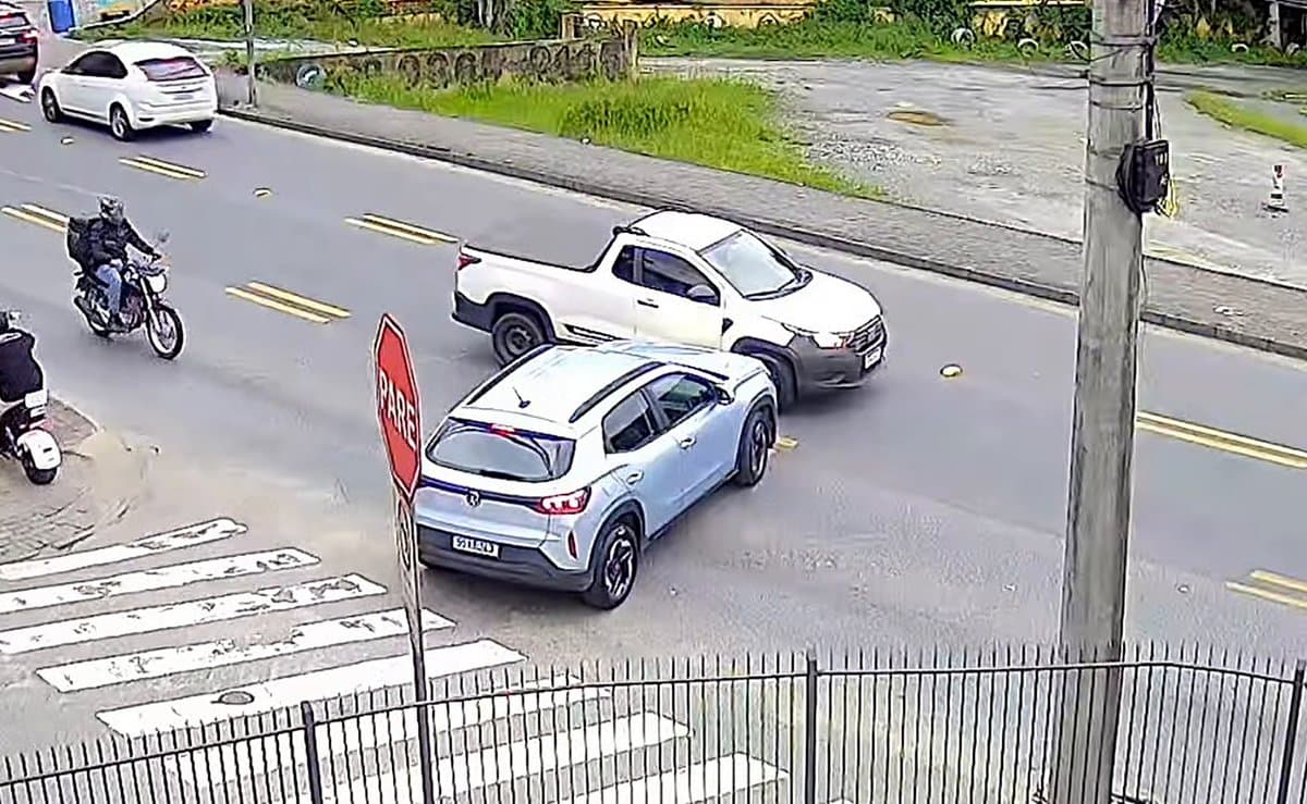 "Parabéns ao motorista": picape trava conversão proibida em Blumenau e vídeo viraliza