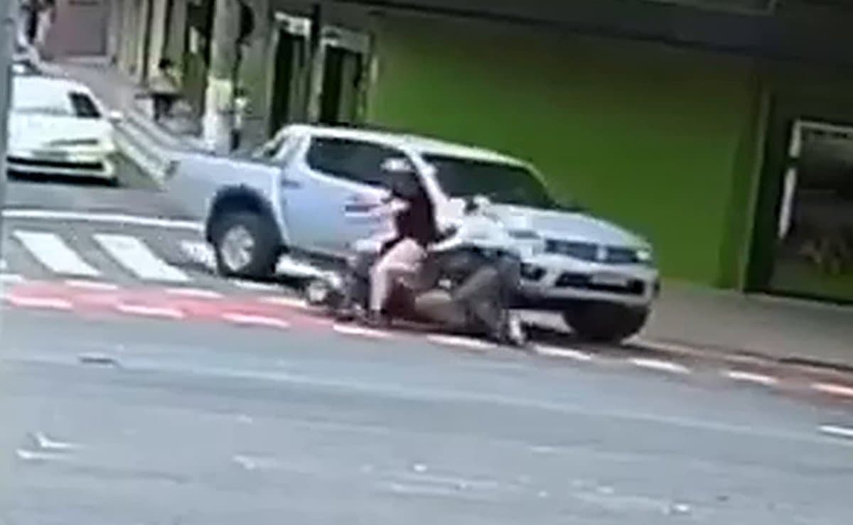 Pedestre fora da faixa, autopropelido na calçada e outro na contramão: vídeo flagra combo de erros em Blumenau