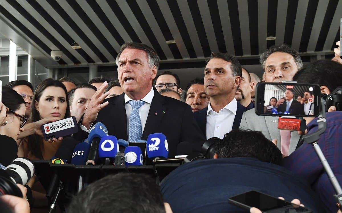 URGENTE: PGR dá aval para Flávio Bolsonaro voltar a visitar o pai preso e decisão fica com Moraes