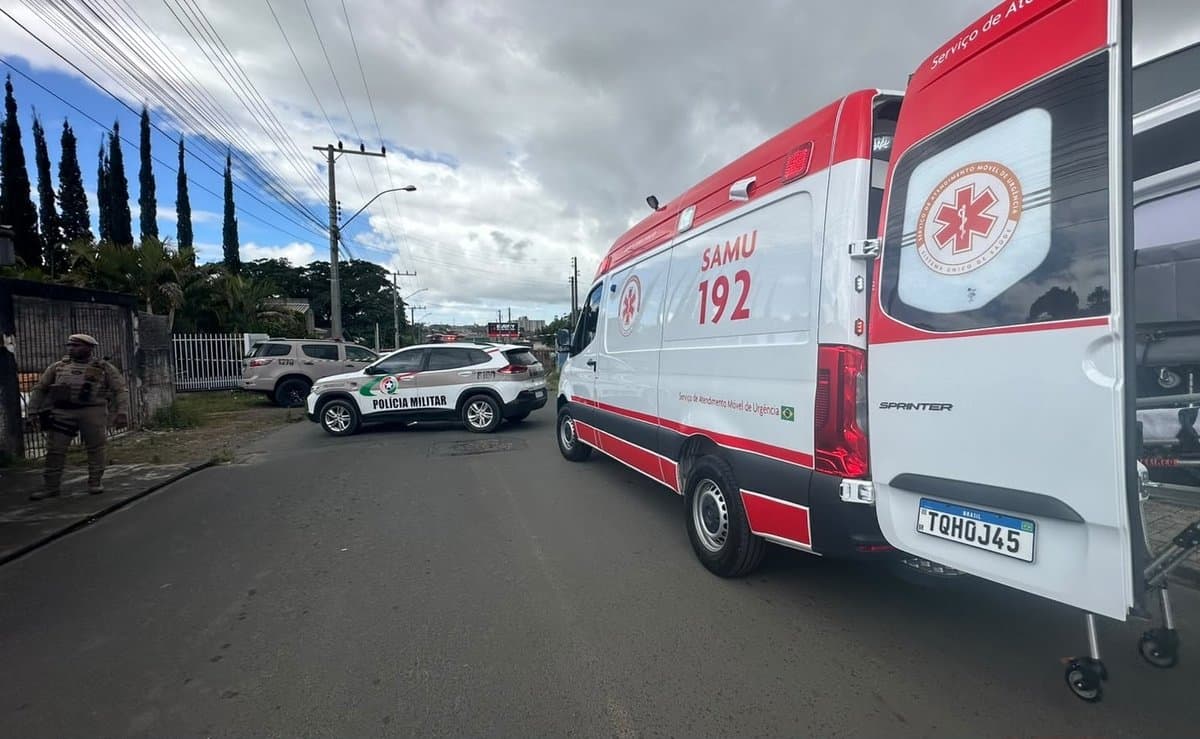 URGENTE: PMSC impede feminicídio e salva mulher com arma no pescoço em Criciúma