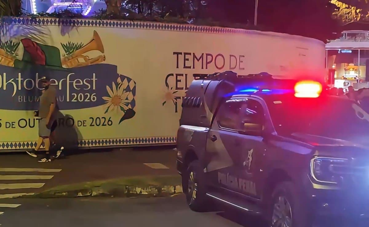 Polícia Penal detecta 64 pessoas com tornozeleira na Oktoberfest e leva 12 ao presídio em Blumenau