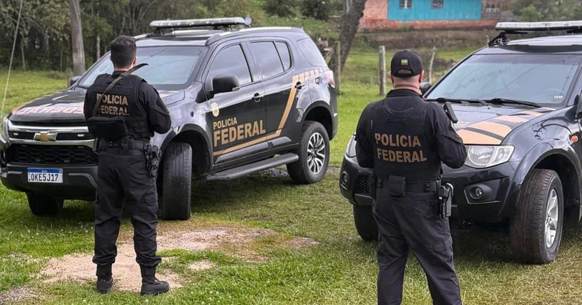 Policial da PRF suspeito de receber R$ 1 mil por carga de madeira ilegal é afastado em operação da PF em Lages