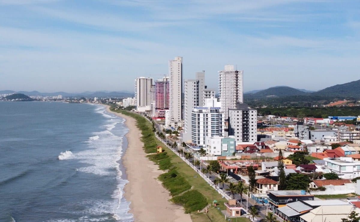 Prédios que fazem sombra na praia: nova decisão da Justiça trava a votação de Plano Diretor em SC
