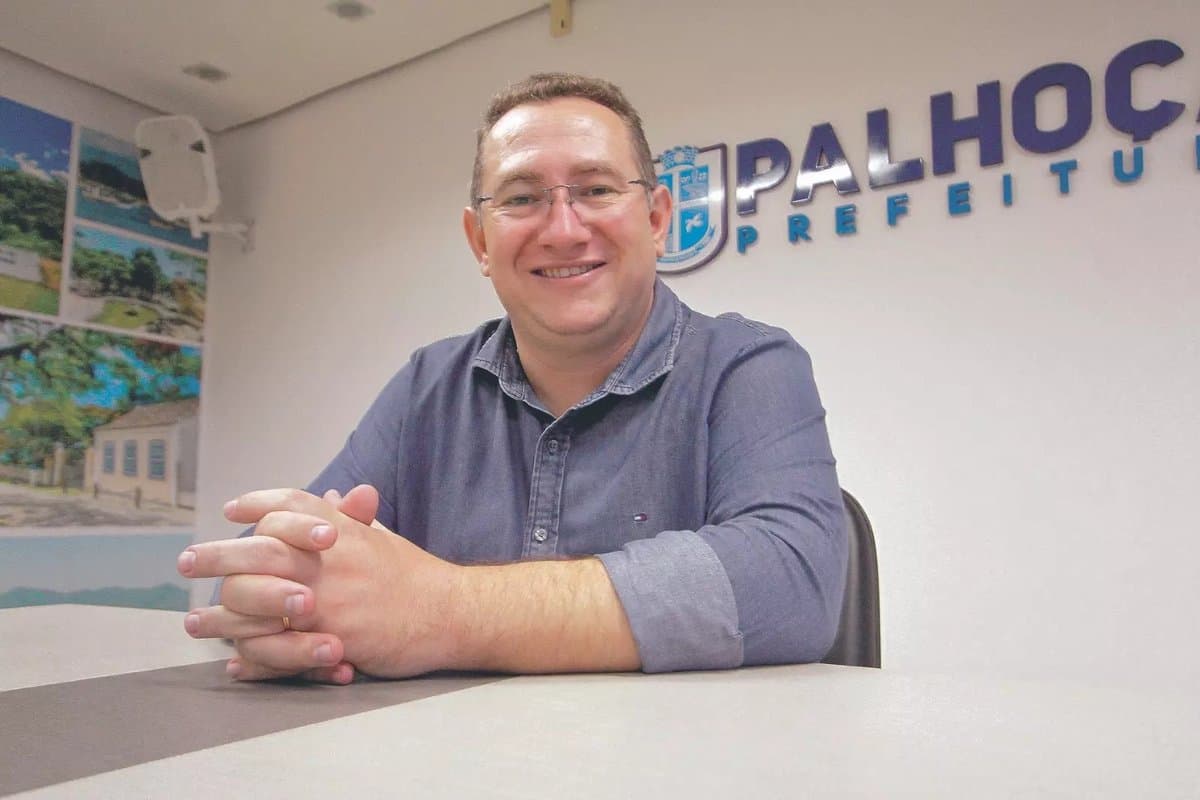 Condenado por "simulação" com dinheiro público, prefeito não paga e entra na lista de "velhacos" de Palhoça