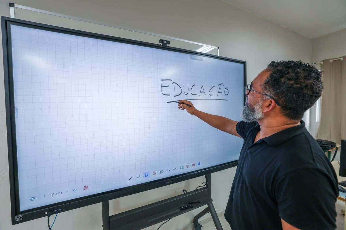 Professor da rede estadual de SC pode ganhar R$ 3 mil por ano, e doutor poderá passar do dobro do piso