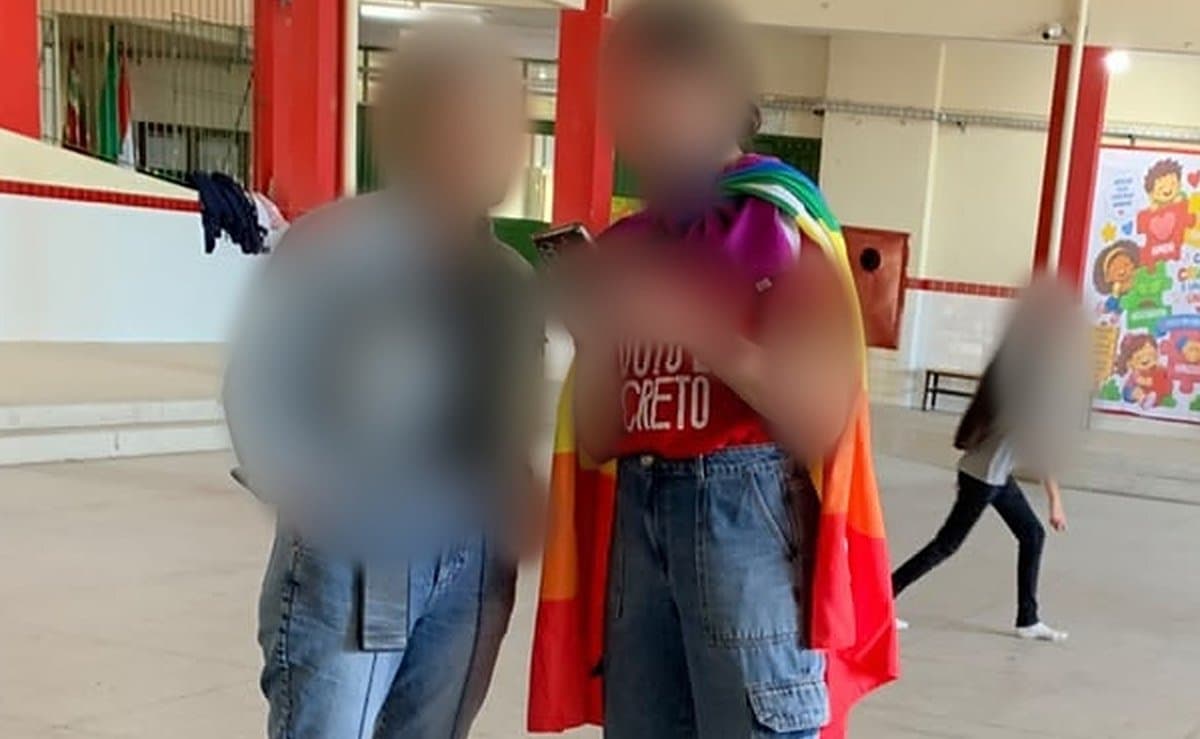 “Doutrinação dentro da escola não”: professora com bandeira LGBT revolta pais em SC