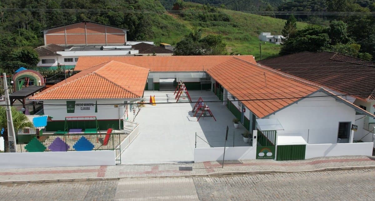 Professora acusada de fazer menina de 3 anos tirar papel do vaso sanitário só muda de creche em Nova Trento