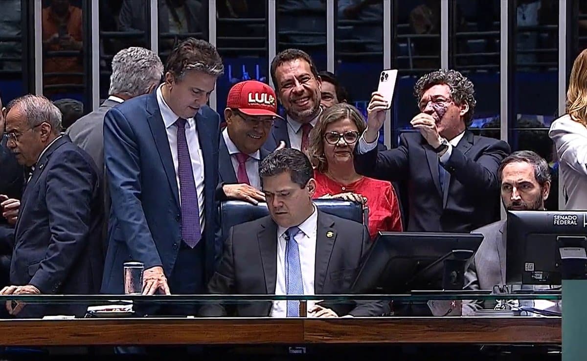 Senado aprova de vez o fim da escala 6x1 por 75 a 1 e plenário comemora aos gritos de "Lula"