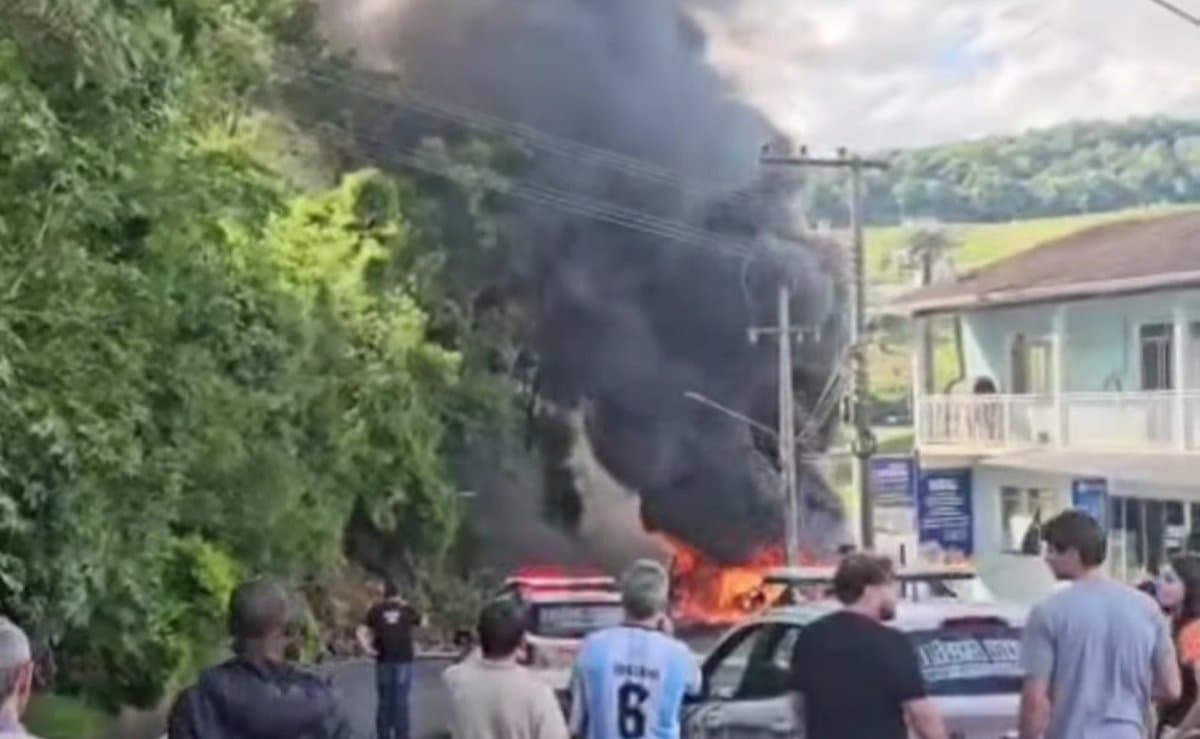URGENTE: caminhão de combustível pega fogo após acidente e coluna de fumaça preta cobre a serra em SC