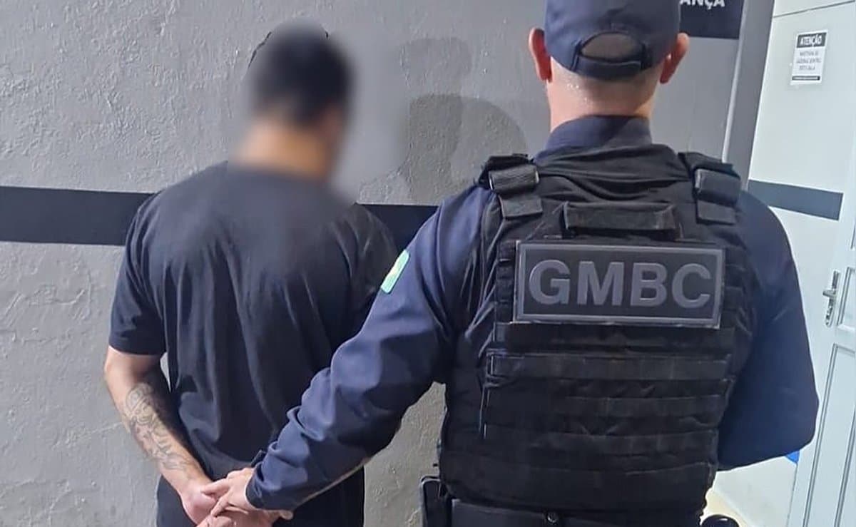 Foto: Guarda Municipal de BC/Divulgação: “Vou te arrebentar, seu cabeçudo”: vendedor de rosas ameaça fiscais na Feira da Orla e acaba preso em BC